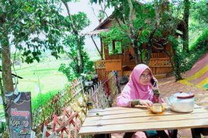 Wisata Kuliner dan Warung Kopi di Tengah Sawah Diminati di Solok