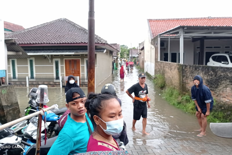 BPBD Lebak mengevakuasi warga yang rumahnya kebanjiran