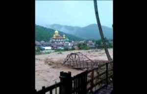 Jembatan dan Belasan Rumah di Bogor Rusak Akibat Luapan Sungai Cidurian