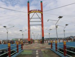 Jembatan Lingkar Pelangi Kampung Bugis Sepi Pengunjung