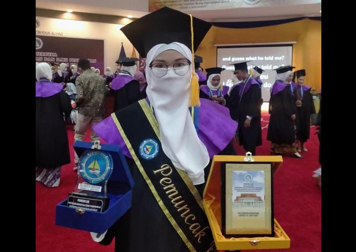 IPK Nyaris Sempurna, Mahasiswi Asal Batam Jadi Pemuncak Universitas di UMRAH