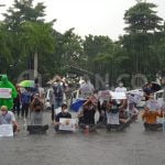 Pengungsi Afghanistan Diguyur Hujan saat Demo di Tanjungpinang
