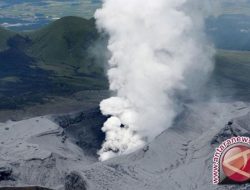 Gunung Aso Meletus, Semburkan Abu Vulkanik 3.500 Meter