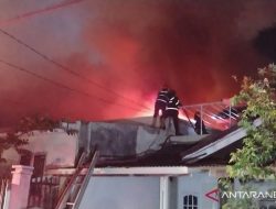Gudang Penyimpanan Bahan Kimia di Padang Terbakar
