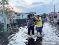 Salut! Kapolsek di Dumai Selamatkan 2 Nenek dari Banjir