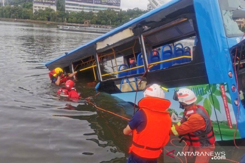 Bus Terjun ke Sungai di Hebei, Tiga Penumpang Tewas dan Belasan Hilang