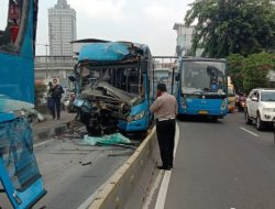 Dua Bus TransJakarta Tabrakan, Satu Penumpang Tewas