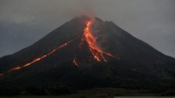 Gunung Merapi Luncurkan Lava Pijar Sejauh 1,8 Km