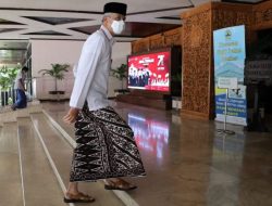 Peringati Hari Santri Nasional, Ganjar dan ASN Jawa Tengah ‘Ngantor’ Pakai Sarung