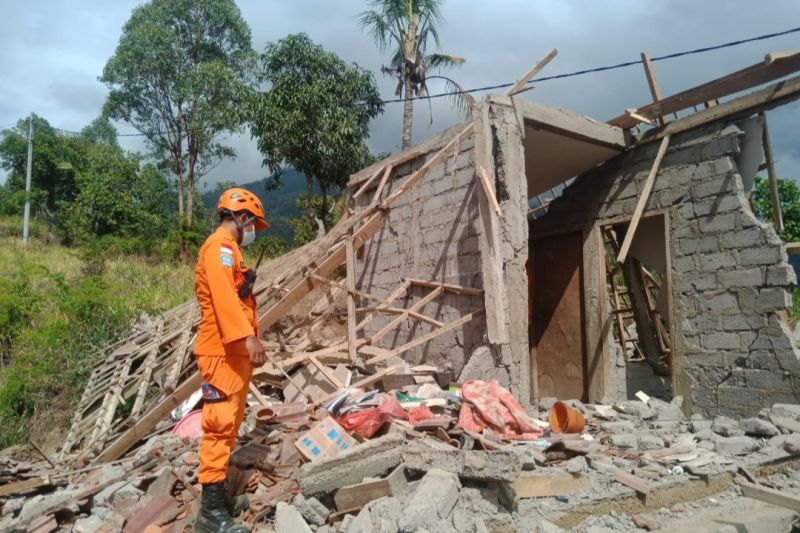 Tiga Orang Meninggal Akibat Reruntahan Bangunan Gempa Bumi di Bali