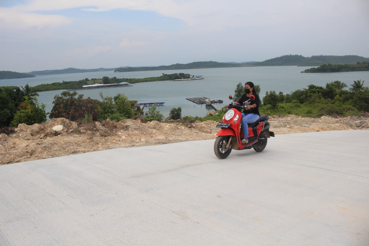 Dibangun Akses Jalan, Warga Kampung Teluk Air Riang Gembira