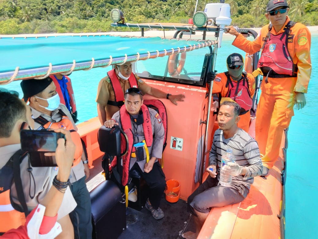 Tim Sar Gabungan Evakuasi Dua Nelayan Terdampar di Pulau Penjalin Anambas