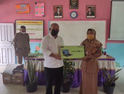 Ketua Komisi I DPRD Natuna Serahkan Bantuan 12 Unit Laptop ke Sekolah