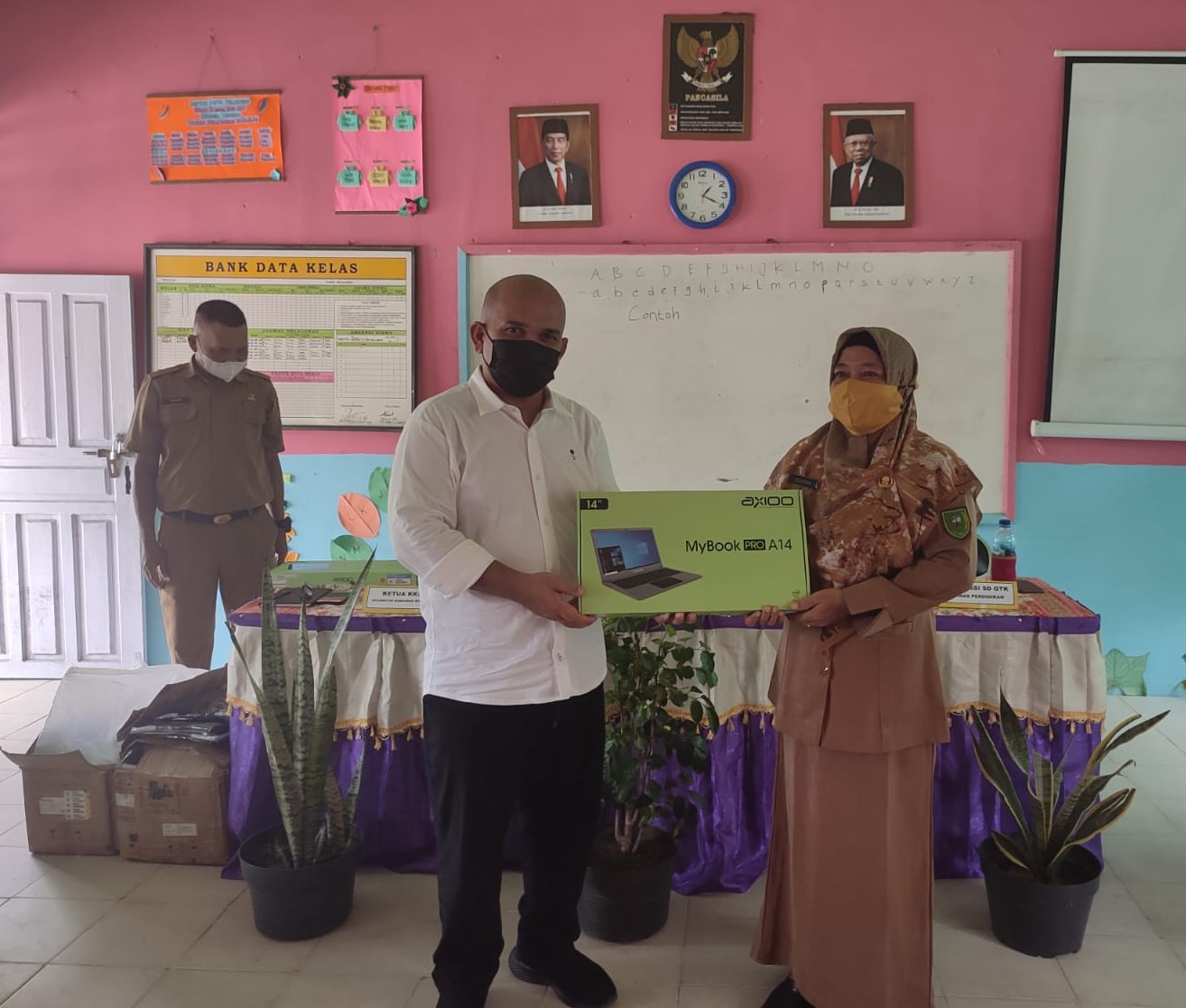 Ketua Komisi I DPRD Natuna Serahkan Bantuan 12 Unit Laptop ke Sekolah