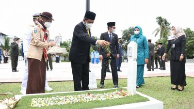 Gubernur Ansar Ahmad menabur bunga di makam mantan Gubernur Kepri H. Muhammad Sani