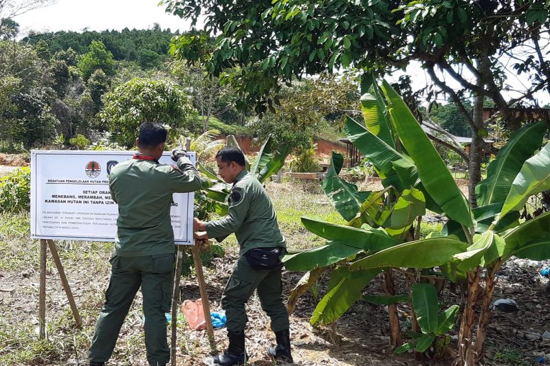 Duh! Vila Anggota DPRD Bintan Dipasang Plang Polisi Kehutanan