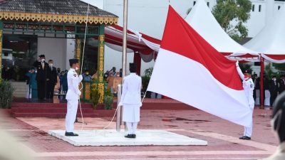 Pengibaran bendera merah putih pada upacara peringatan Hari Pahlawan ke-76