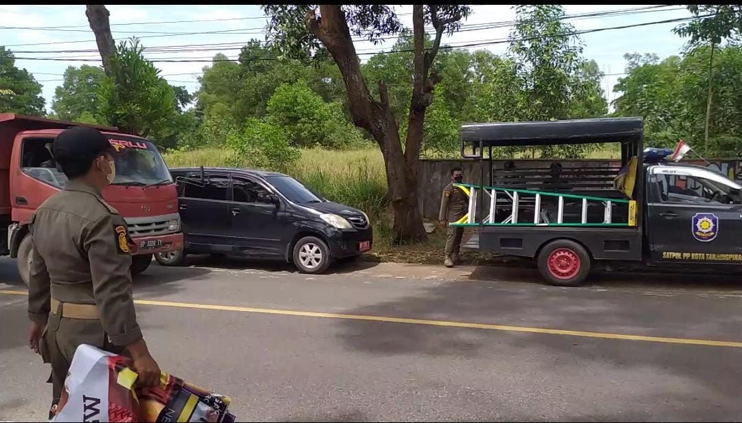 Tak Bayar Pajak, Baliho Dicopot Satpol-PP Kota Tanjungpinang