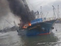 Kapal Bandar Bestari Terbakar di Pelabuhan Sunda Kelapa