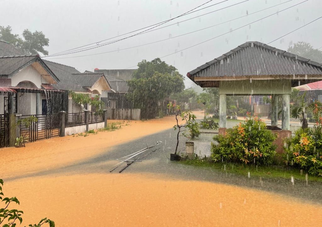 Duh! Air Bercampur Lumpur Masuk Lagi ke Rumah Warga Jalan Transito Tanjungpinang