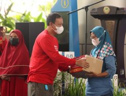 Binda Kepri dan BKKBN Bagikan Sembako kepada Keluarga Balita Stunting di Batam