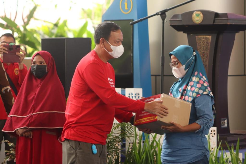 Binda Kepri dan BKKBN Bagikan Sembako kepada Keluarga Balita Stunting di Batam