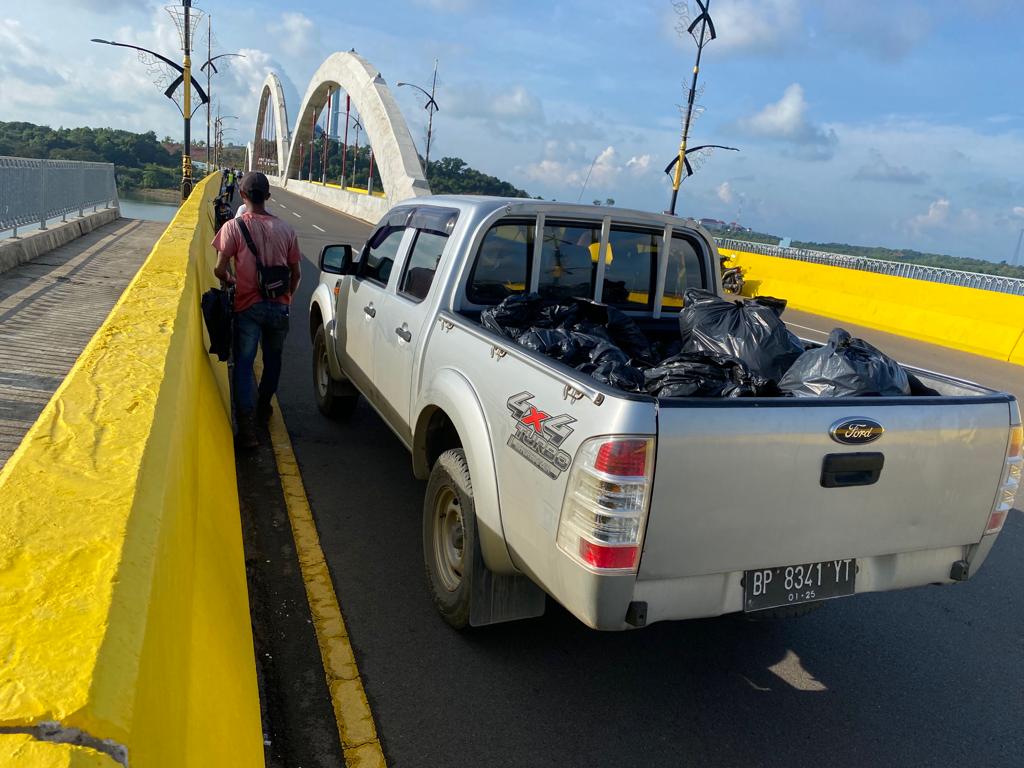 Sambil Jalan Santai, Kejari Bintan dan PN Tanjungpinang Bersih-bersih di Jembatan 1 Dompak
