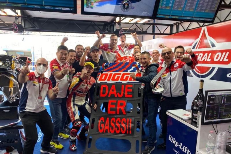 Podium Dua Moto2 Valencia, Pebalap Fabio Di Giannantonio Dipuji Sponsor