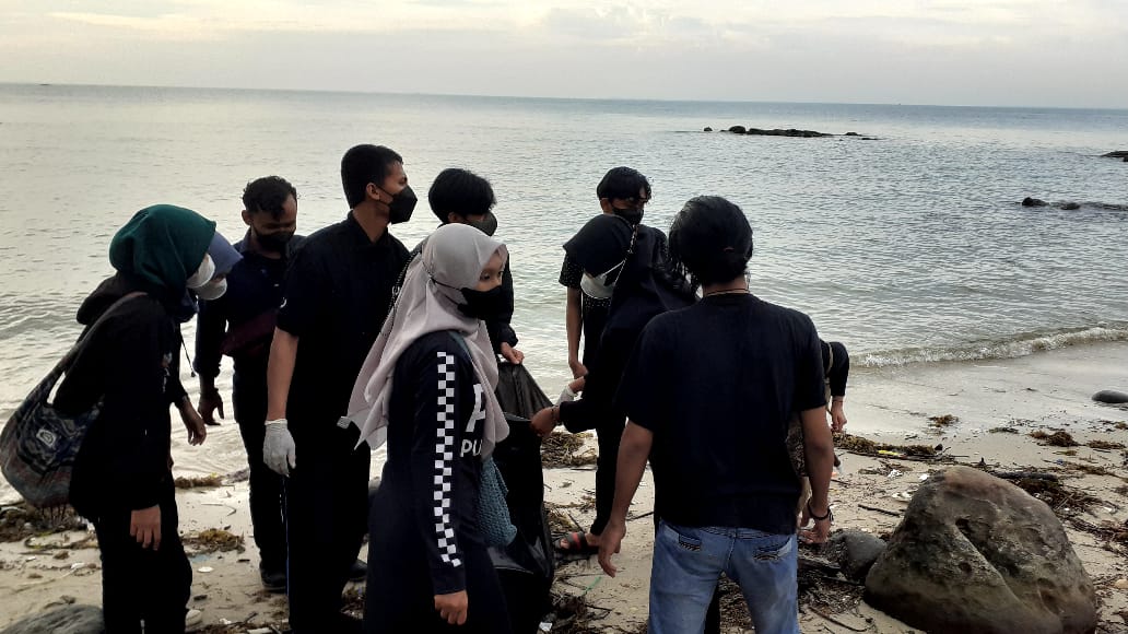 HIMA IAN Gelar Social Project “Beach Clean Up” di Pantai Tanjung Setumu