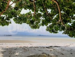Pantai Permata dengan Pasir Putih Berkilau di Pulau Subang Mas
