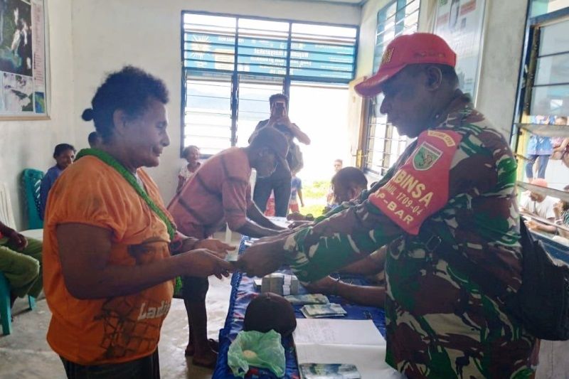 TNI Dampingi Penyerahan BLT Dana Desa di Rembai Yapen