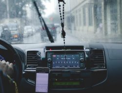 Kaca Mobil Kamu Berembun saat Hujan, Ini Cara Mengatasinya