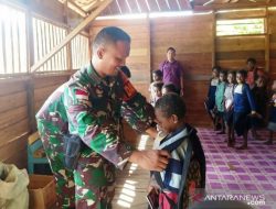 Siswa PAUD-SD di Perbatasan Dapat Buku dan Tas dari Satgas TNI Pamtas RI-PNG