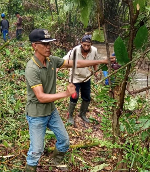 Antisipasi Banjir, Kecamatan Bunguran Timur Gelar Goro Dibantaran Sungai