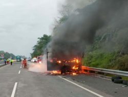 Bus PO STJ Terbakar di Km 433 Tol Semarang-Solo