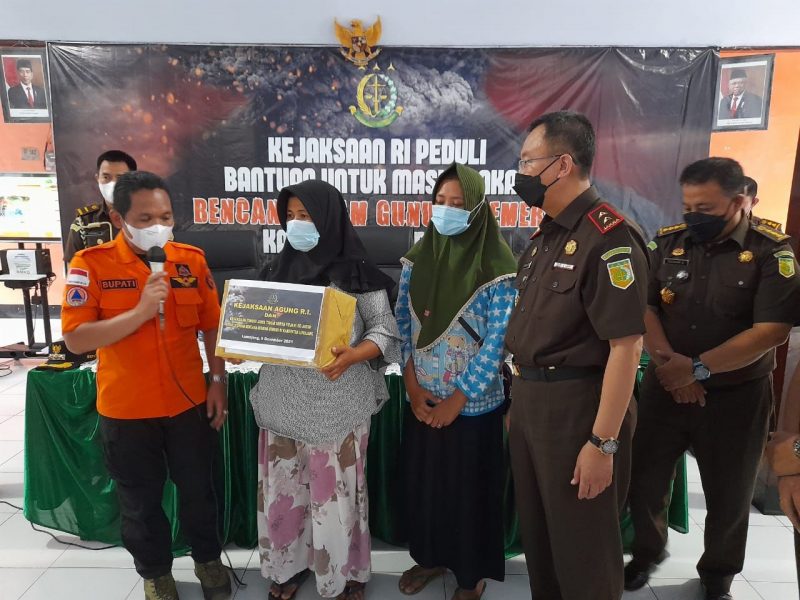 Jaksa Agung Bantu Korban Erupsi Gunung Semeru di Kabupaten Lumajang
