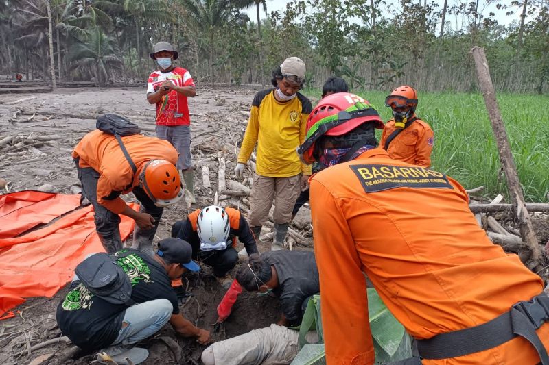 Tim DVI Mabes Polri Terima 30 Jenazah Korban Erupsi Gunung Semeru, 10 Teridentifikasi