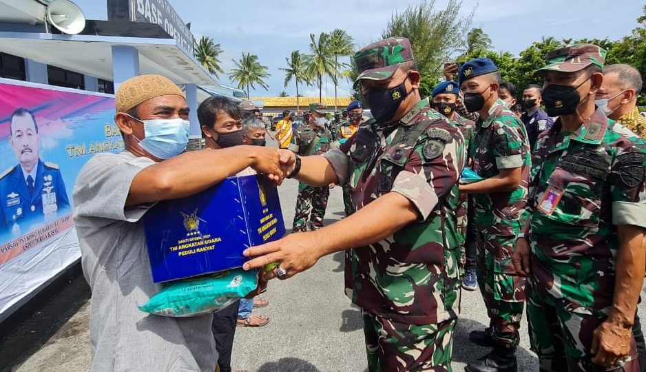 Binpotdirga TNI AU Salurkan 1.000 Paket Sembako untuk Masyarakat Kabupaten Natuna