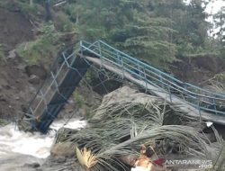 Dua Jembatan Gantung Putus Terseret Arus Sungai di Cianjur