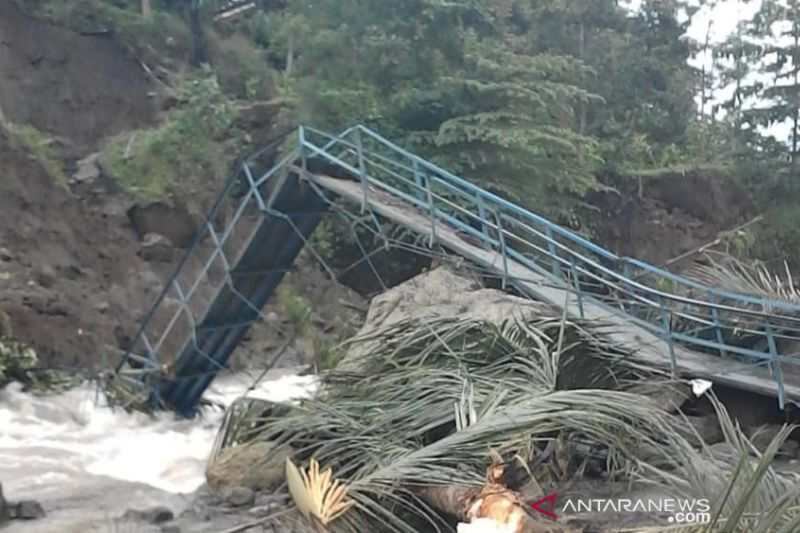 Dua Jembatan Gantung Putus Terseret Arus Sungai di Cianjur