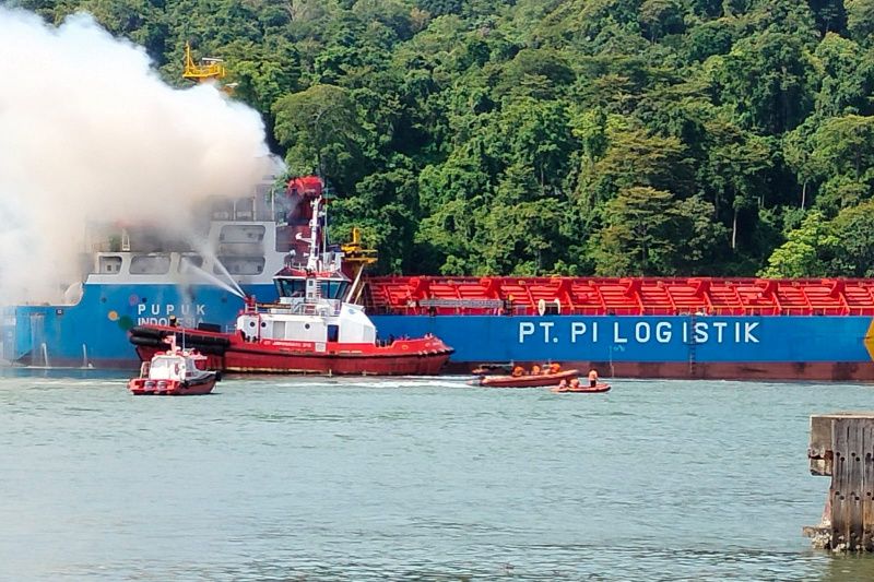 Kapal Kargo Kebakaran di Perairan Teluk Penyu Cilacap