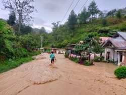 Banjir Landa Permukiman Warga di Nagari Air Dingin Solok