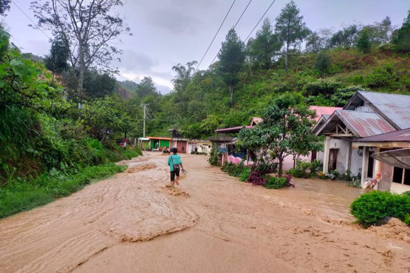 Banjir Landa Permukiman Warga di Nagari Air Dingin Solok