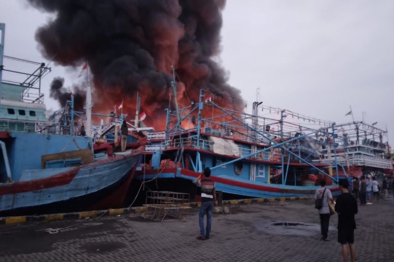 13 Kapal Terbakar di Pelabuhan Kota Tegal