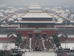Ribuan Warga Beijing Mendaki Puncak Jingshan Abadikan Hujan Salju