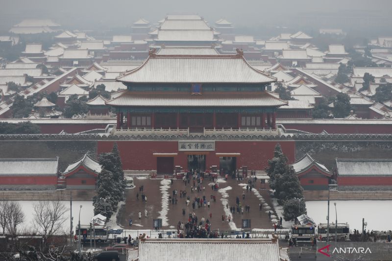 Ribuan Warga Beijing Mendaki Puncak Jingshan Abadikan Hujan Salju
