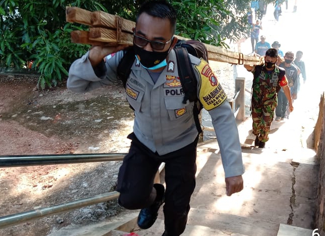 Salut! TNI-Polri dan Kecamatan Mantang Gotong Royong Bangun Rumah Warga di Bintan