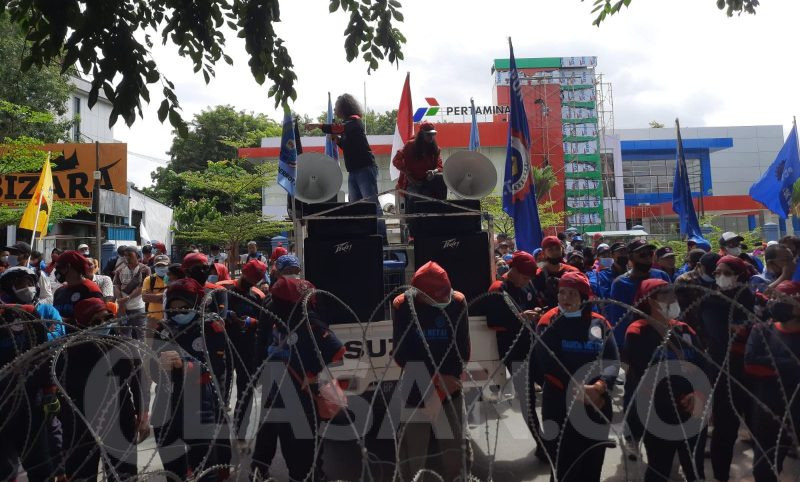 Buruh Batam Unjuk Rasa di Depan Graha Kepri, Lalu Lintas Jalan Dialihkan