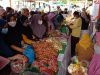 Warga Berdesakan Belanja saat Operasi Pasar di Bintan Timur