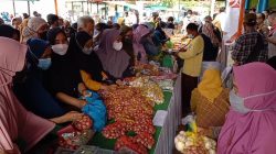 Warga Berdesakan Belanja saat Operasi Pasar di Bintan Timur